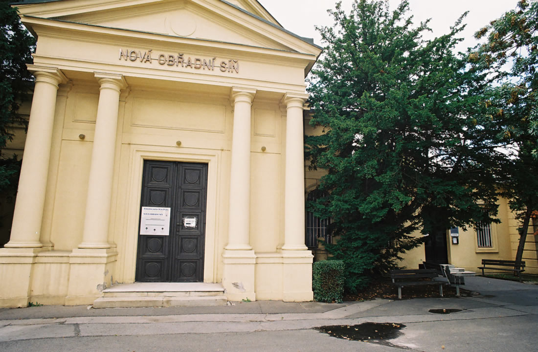 Nová obřadní síň, Olšanské hřbitovy, exteriér